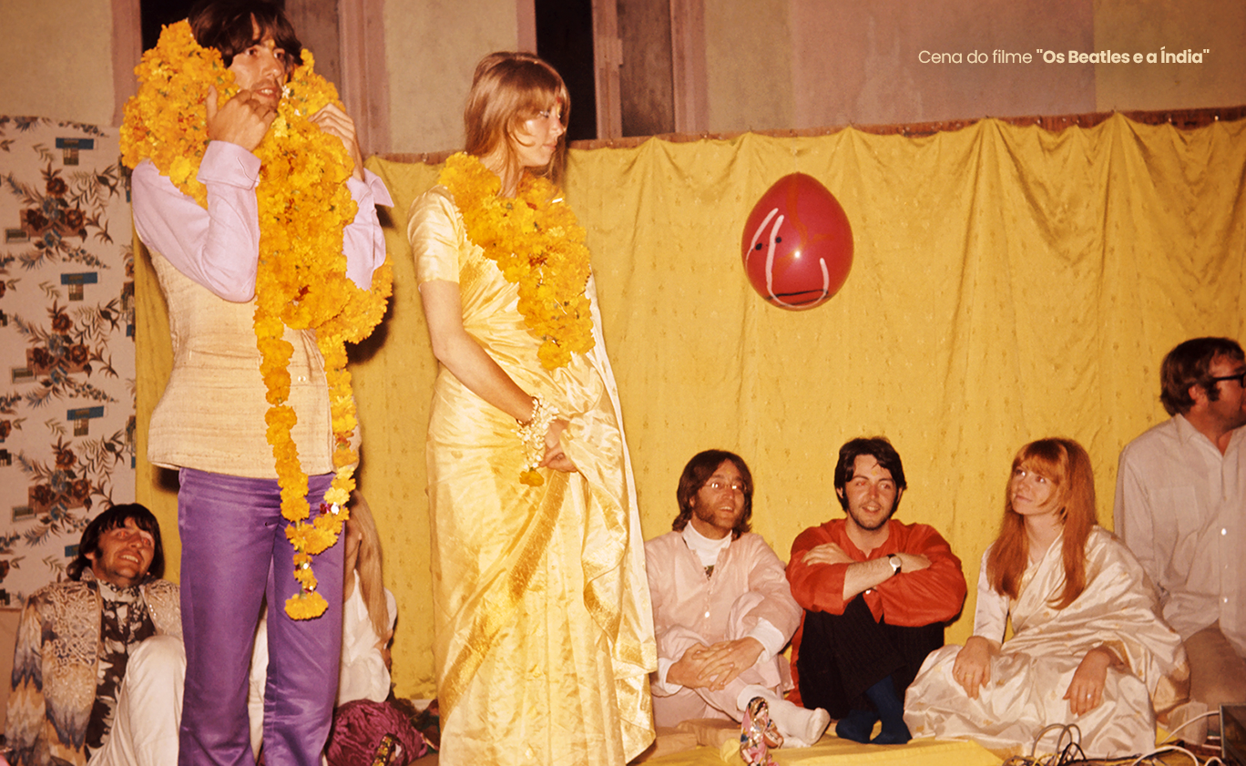 George Harrison e Pattie Boyd com guirlandas de flores, ao lado dos Beatles, na Índia