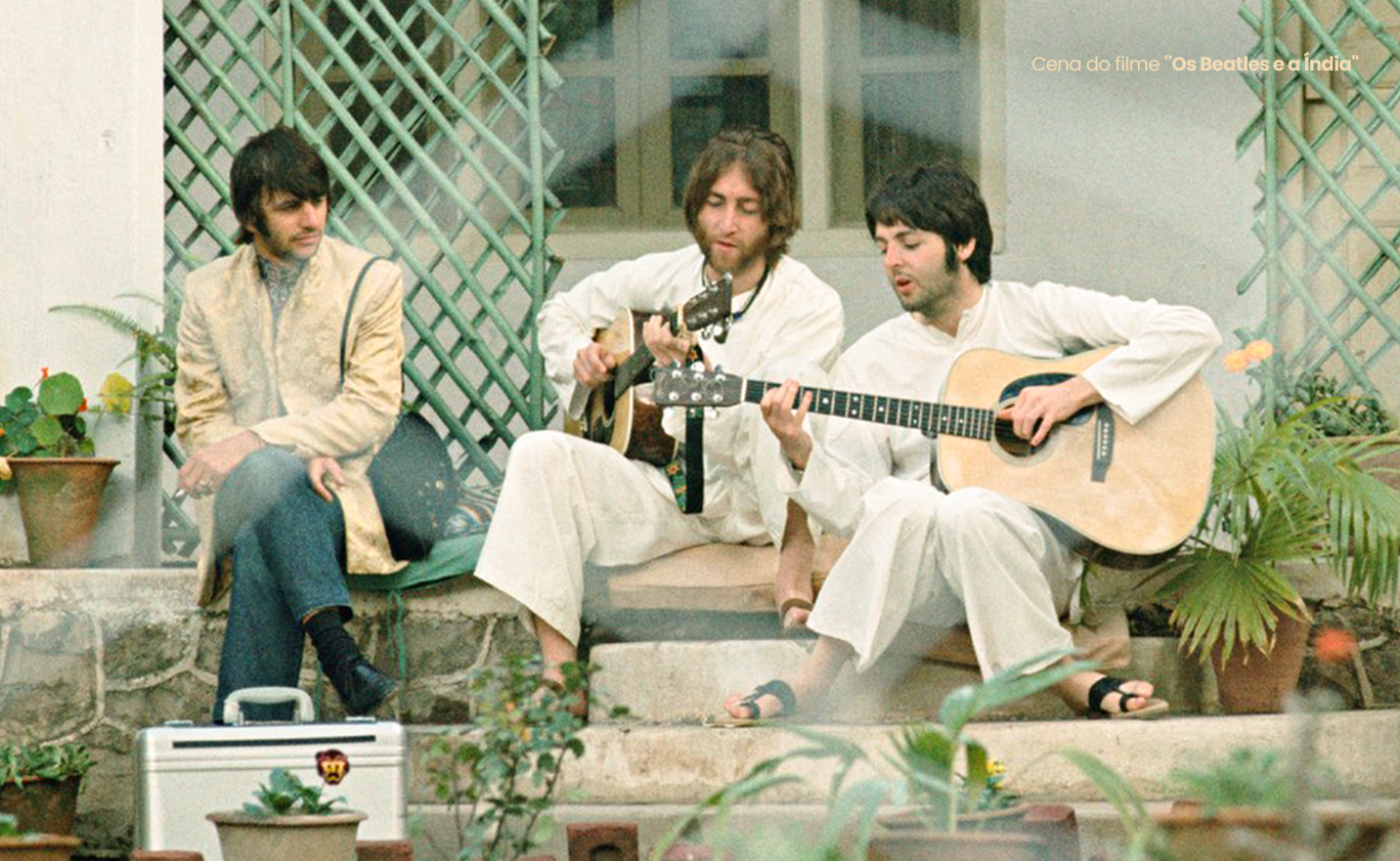 Ringo Starr, John Lennon e Paul McCartney reunidos com violões em Rishikesh, na Índia