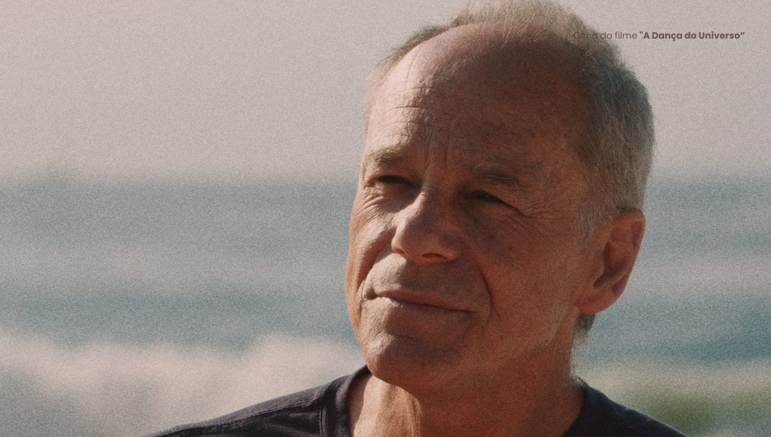 Retrato de Marcelo Gleiser em cena do filme A Dança do Universo