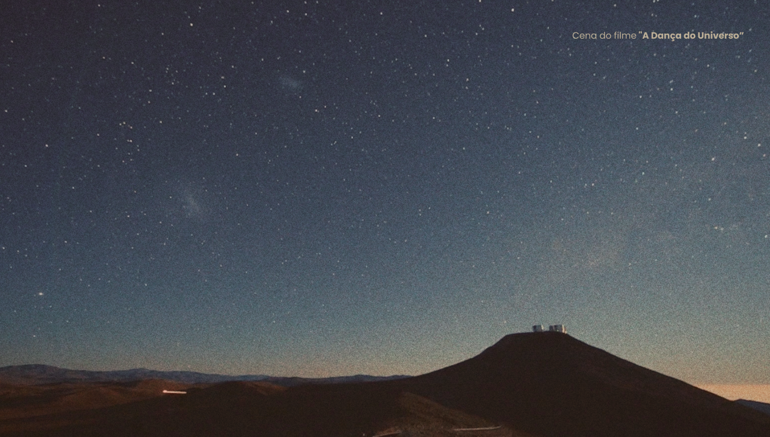 Observatório sob o céu estrelado em cena do filme A Dança do Universo