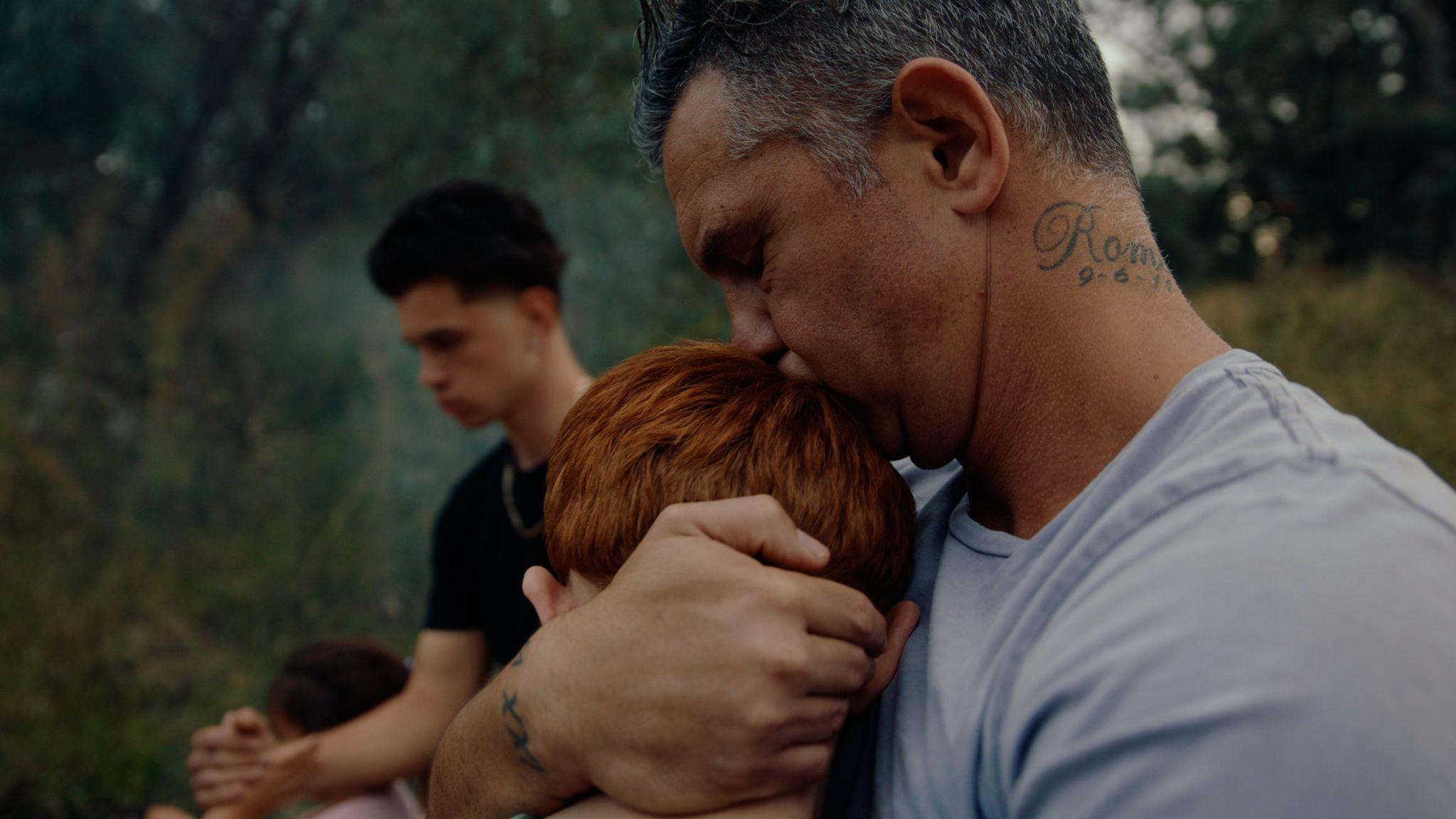 Pai acolhe o filho em cena do documentário Olhar pra Si