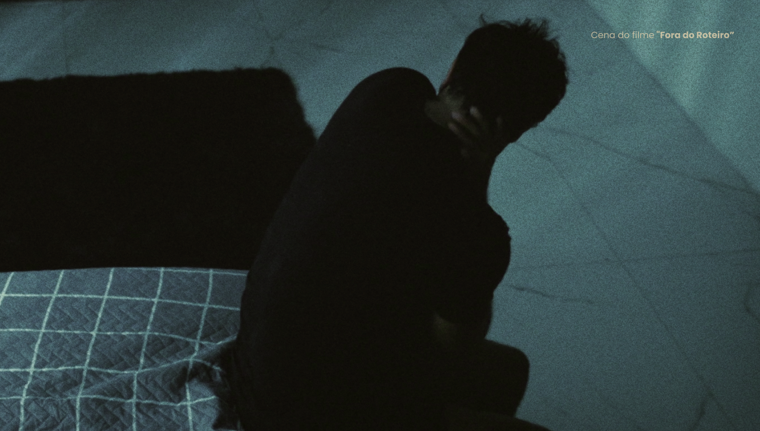 Marcelo Serrado durante uma crise em cena do filme Fora do Roteiro