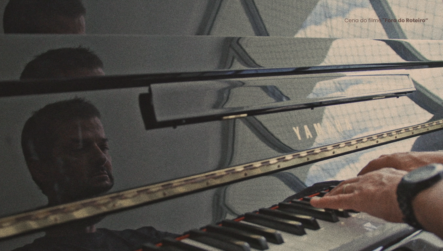 Marcelo Serrado ao piano em cena do filme Fora do Roteiro