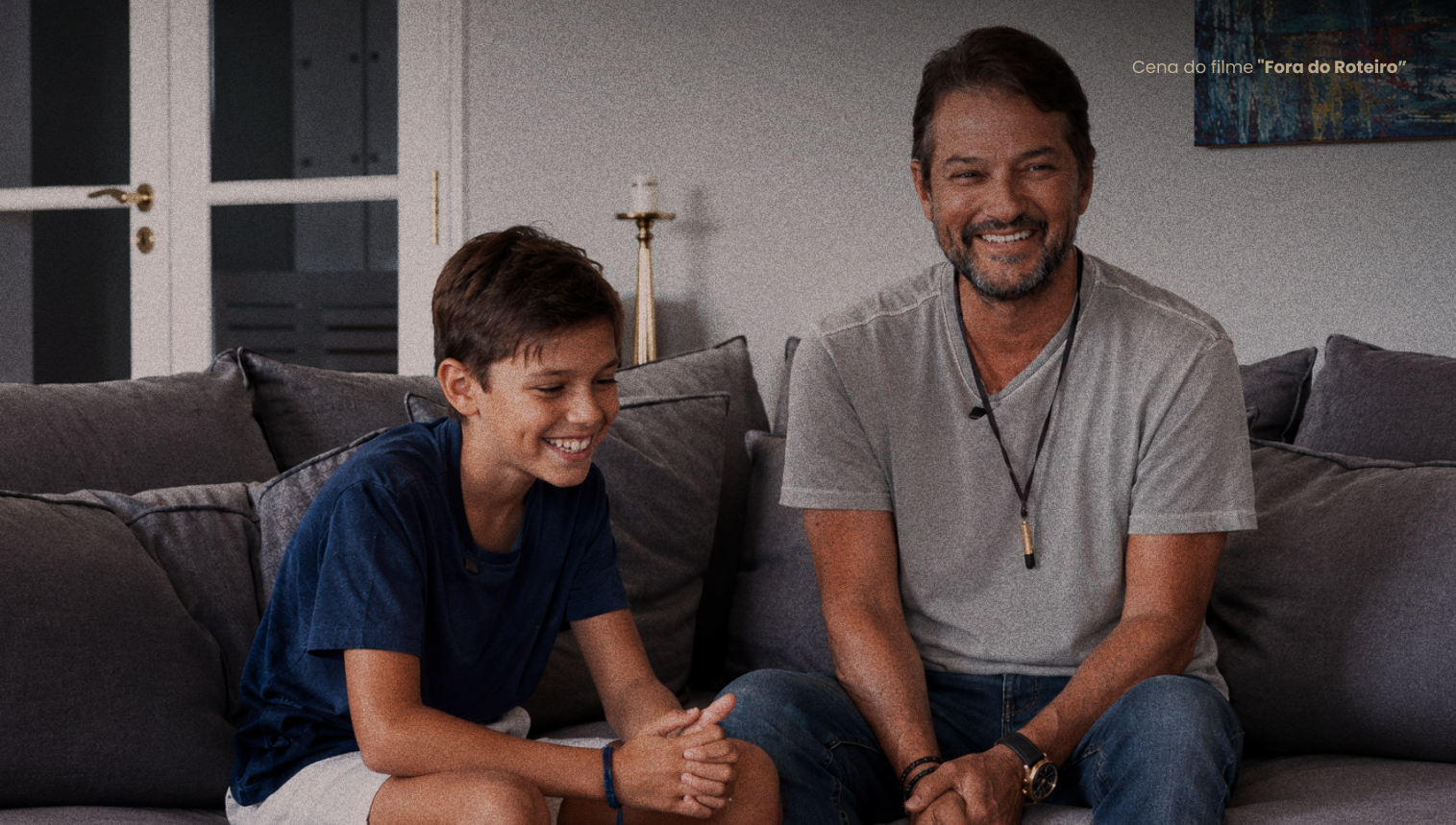 Marcelo Serrado e seu filho em cena do filme Fora do Roteiro